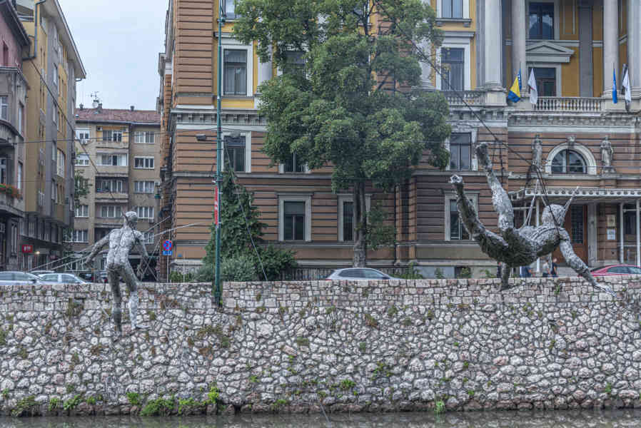 Bosnia y Herzegovina - Sarajevo 75 - esculturas Los Equilibristas Sobre el Río
